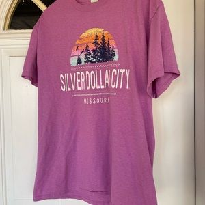 silver dollar city graphic tee// large